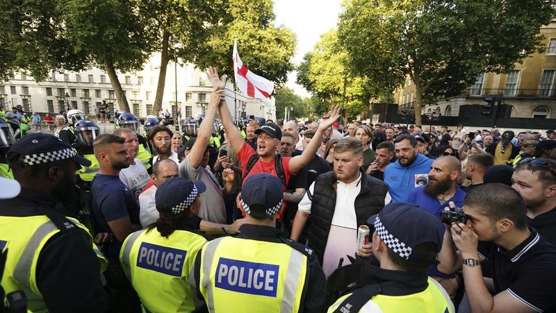 Orang-orang menghadiri protes 'Cukup Sudah' di Whitehall, London, Rabu 31 Juli 2024, menyusul penusukan fatal tiga anak di klub liburan bertema Taylor Swift pada Senin di Southport. (Jordan Pettitt/PA via AP)
