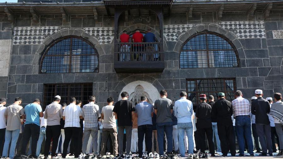 Pendukung partai agama dan politik Jamaat-e-Islami (JI) berkumpul untuk menghadiri salat jenazah ghaib setelah pembunuhan pemimpin Hamas Ismail Haniyeh di Iran, di Karachi, Pakistan, 31 Juli 2024. (REUTERS/Akhtar Soomro)