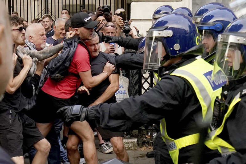 Orang-orang menghadiri protes 'Cukup Sudah' di Whitehall, London, Rabu 31 Juli 2024, menyusul penusukan fatal tiga anak di klub liburan bertema Taylor Swift pada Senin di Southport. (Jordan Pettitt/PA via AP)