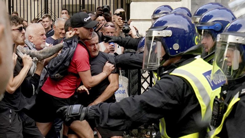 Orang-orang menghadiri protes 'Cukup Sudah' di Whitehall, London, Rabu 31 Juli 2024, menyusul penusukan fatal tiga anak di klub liburan bertema Taylor Swift pada Senin di Southport. (Jordan Pettitt/PA via AP)