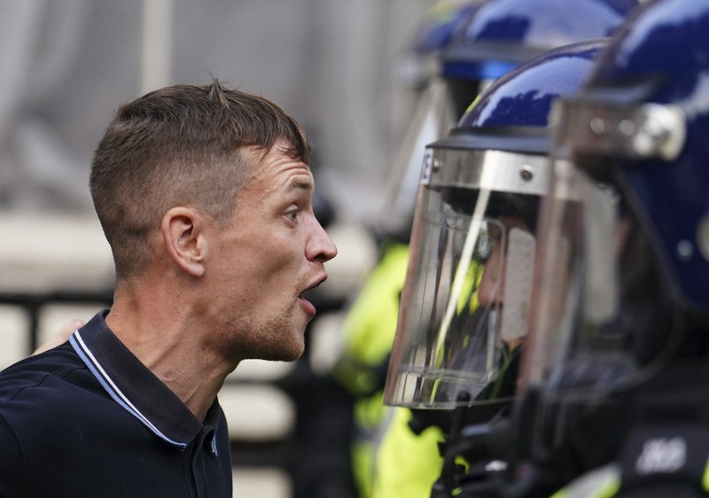 Orang-orang menghadiri protes 'Cukup Sudah' di Whitehall, London, Rabu 31 Juli 2024, menyusul penusukan fatal tiga anak di klub liburan bertema Taylor Swift pada Senin di Southport. (Jordan Pettitt/PA via AP)