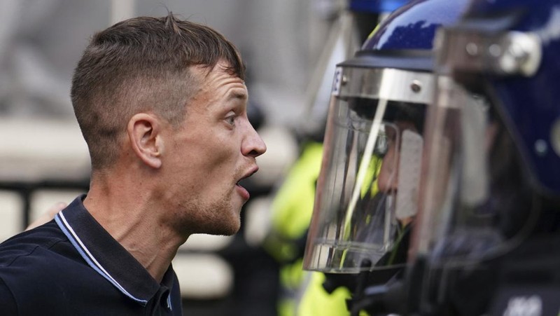 Orang-orang menghadiri protes 'Cukup Sudah' di Whitehall, London, Rabu 31 Juli 2024, menyusul penusukan fatal tiga anak di klub liburan bertema Taylor Swift pada Senin di Southport. (Jordan Pettitt/PA via AP)