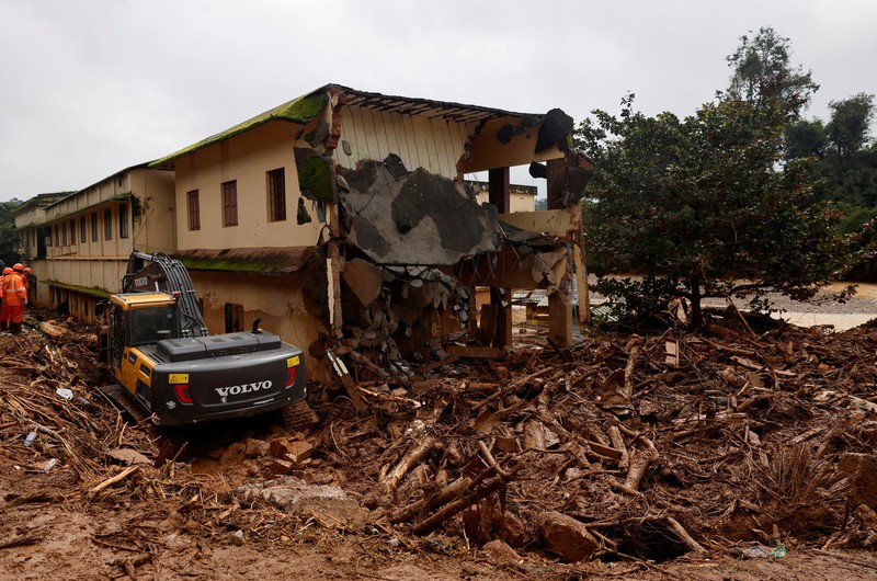 Foto udara rumah-rumah yang rusak di lokasi longsor setelah beberapa kali tanah longsor di perbukitan di distrik Wayanad, di negara bagian selatan Kerala, India, Kamis (1/8/2024). (REUTERS/Francis Mascarenhas) Foto udara rumah-rumah yang rusak di lokasi longsor setelah beberapa kali tanah longsor di perbukitan di distrik Wayanad, di negara bagian selatan Kerala, India, Kamis (1/8/2024). (REUTERS/Francis Mascarenhas)