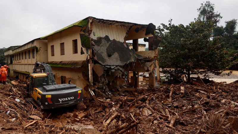 Foto udara rumah-rumah yang rusak di lokasi longsor setelah beberapa kali tanah longsor di perbukitan di distrik Wayanad, di negara bagian selatan Kerala, India, Kamis (1/8/2024). (REUTERS/Francis Mascarenhas)