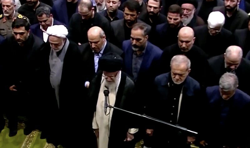 Warga Iran berkumpul untuk prosesi pemakaman pemimpin Hamas yang dibunuh, Ismail Haniyeh di Teheran, Iran, 1 Agustus 2024. Warga Iran berkumpul untuk prosesi pemakaman pemimpin Hamas yang dibunuh, Ismail Haniyeh di Teheran, Iran, 1 Agustus 2024. (Majid Asgaripour/WANA (West Asia News Agency) via REUTERS)