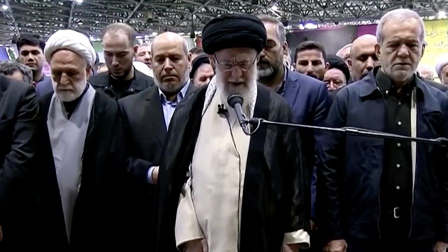 Pemimpin agung Iran Ali Khamenei memimpin salat jenazah jelang prosesi pemakaman untuk pemimpin Hamas Ismail Haniyeh. (Tangkapan Layar Video Reuters/POOL VIA WANA)