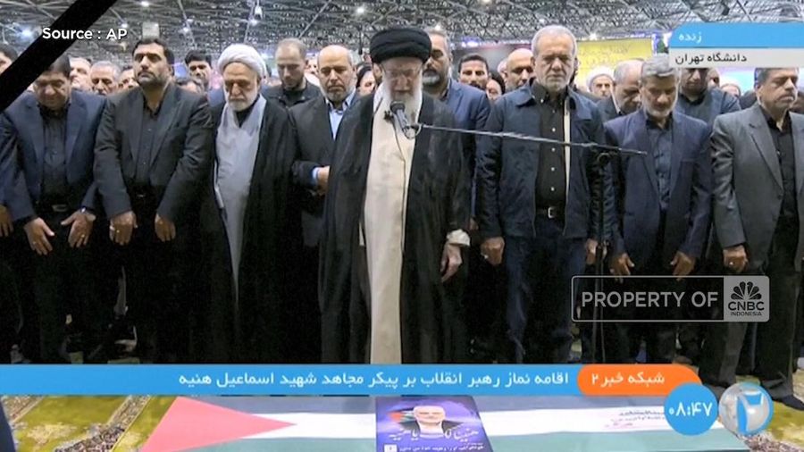 Pemimpin tertinggi Iran dan perwakilan milisi Palestina berdoa pada hari Kamis (1/8) di atas peti mati pemimpin Hamas, Ismail Haniyeh dan pengawalnya yang terbunuh dalam sebuah serangan di Teheran pada Rabu (31/7).