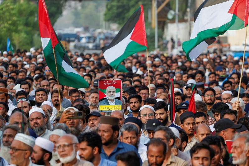 Pendukung partai agama dan politik Jamaat-e-Islami (JI) berkumpul untuk menghadiri salat jenazah ghaib setelah pembunuhan pemimpin Hamas Ismail Haniyeh di Iran, di Karachi, Pakistan, 31 Juli 2024. Pendukung partai agama dan politik Jamaat-e-Islami (JI) berkumpul untuk menghadiri salat jenazah ghaib setelah pembunuhan pemimpin Hamas Ismail Haniyeh di Iran, di Karachi, Pakistan, 31 Juli 2024. (REUTERS/Akhtar Soomro)
