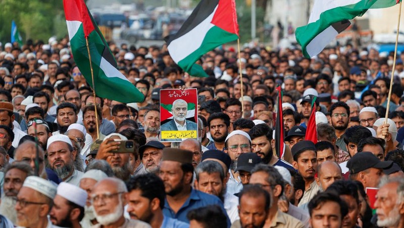Pendukung partai agama dan politik Jamaat-e-Islami (JI) berkumpul untuk menghadiri salat jenazah ghaib setelah pembunuhan pemimpin Hamas Ismail Haniyeh di Iran, di Karachi, Pakistan, 31 Juli 2024. (REUTERS/Akhtar Soomro)