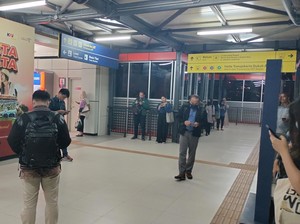 Alasan Penumpang LRT Jabodebek Rela Tunggu Jam 8 Malam Demi Tarif Murah
