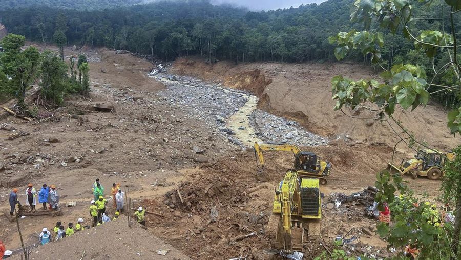 Foto udara rumah-rumah yang rusak di lokasi longsor setelah beberapa kali tanah longsor di perbukitan di distrik Wayanad, di negara bagian selatan Kerala, India, Kamis (1/8/2024). (REUTERS/Francis Mascarenhas)