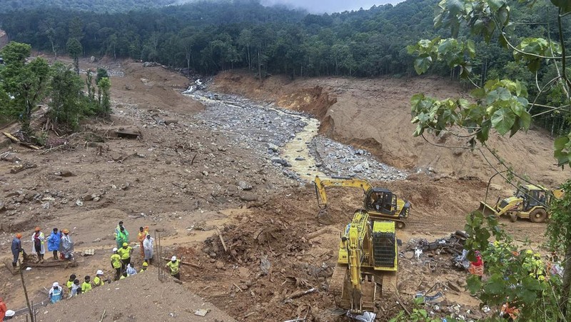 Foto udara rumah-rumah yang rusak di lokasi longsor setelah beberapa kali tanah longsor di perbukitan di distrik Wayanad, di negara bagian selatan Kerala, India, Kamis (1/8/2024). (REUTERS/Francis Mascarenhas)