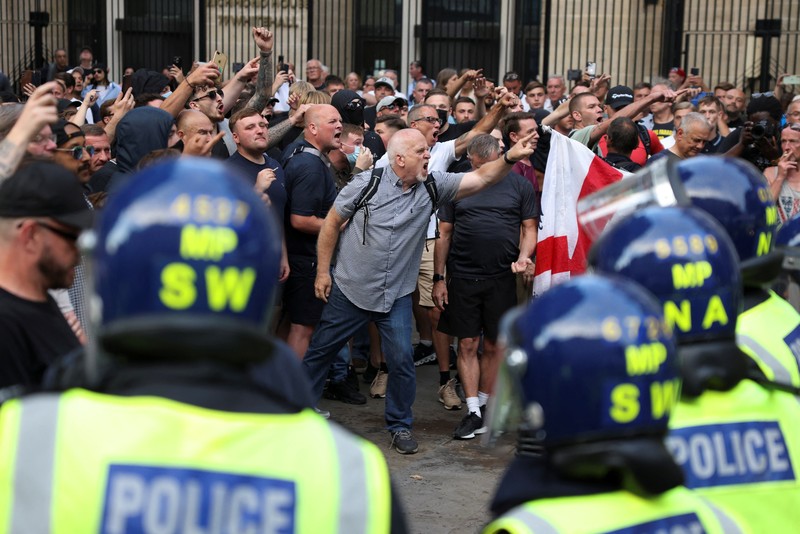 Orang-orang menghadiri protes 'Cukup Sudah' di Whitehall, London, Rabu 31 Juli 2024, menyusul penusukan fatal tiga anak di klub liburan bertema Taylor Swift pada Senin di Southport. (Jordan Pettitt/PA via AP)