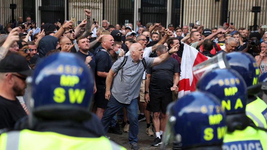 Orang-orang menghadiri protes 'Cukup Sudah' di Whitehall, London, Rabu 31 Juli 2024, menyusul penusukan fatal tiga anak di klub liburan bertema Taylor Swift pada Senin di Southport. (Jordan Pettitt/PA via AP)