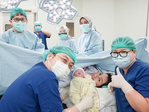 Tengku Dewi Ceritakan Kehadiran Andrew Andika di Momen Persalinannya