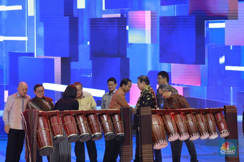 Presiden RI Joko Widodo dalam acara Festival Ekonomi Keuangan Digital dan Karya Kreatif Indonesia di Hall B, JCC, Jakarta, Kamis, (1/8/2024). Presiden RI Joko Widodo dalam acara Festival Ekonomi Keuangan Digital dan Karya Kreatif Indonesia di Hall B, JCC, Jakarta, Kamis, (1/8/2024). (CNBC Indonesia/Muhammad Sabki)