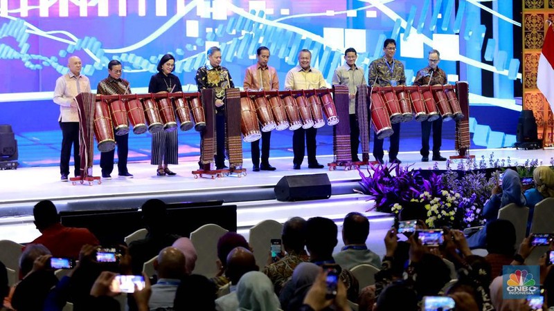 Presiden RI Joko Widodo dalam acara Festival Ekonomi Keuangan Digital dan Karya Kreatif Indonesia di Hall B, JCC, Jakarta, Kamis, (1/8/2024). (CNBC Indonesia/Muhammad Sabki)