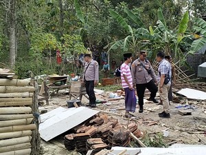 Pasrah Nenek Mughimah Perajin Bambu Sampang Melihat Rumahnya Ambruk