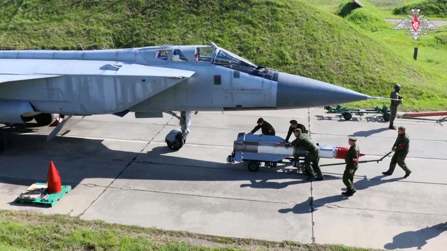 Rusia menguji pemasangan hulu ledak tiruan sebagai bagian dari latihan nuklir. (Russian Defence Ministry/Handout via REUTERS)