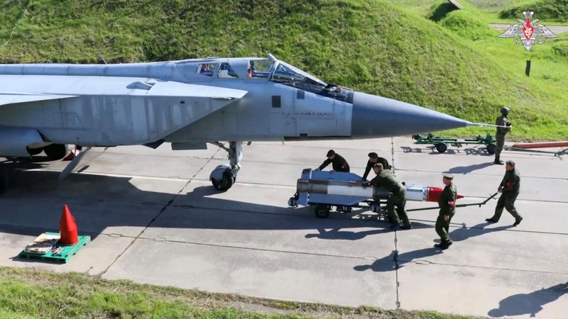 Rusia menguji pemasangan hulu ledak tiruan sebagai bagian dari latihan nuklir. (Russian Defence Ministry/Handout via REUTERS)