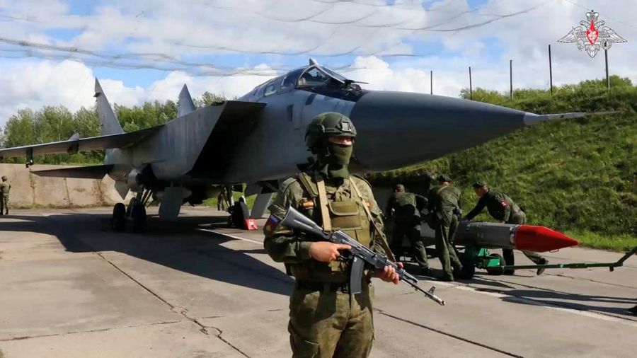 Rusia menguji pemasangan hulu ledak tiruan sebagai bagian dari latihan nuklir. (Russian Defence Ministry/Handout via REUTERS)