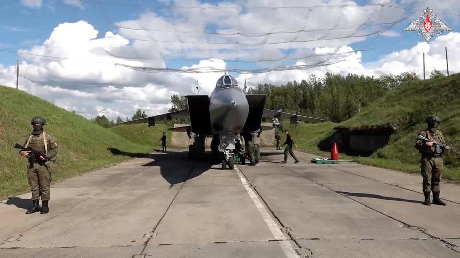 Rusia menguji pemasangan hulu ledak tiruan sebagai bagian dari latihan nuklir. (Russian Defence Ministry/Handout via REUTERS)
