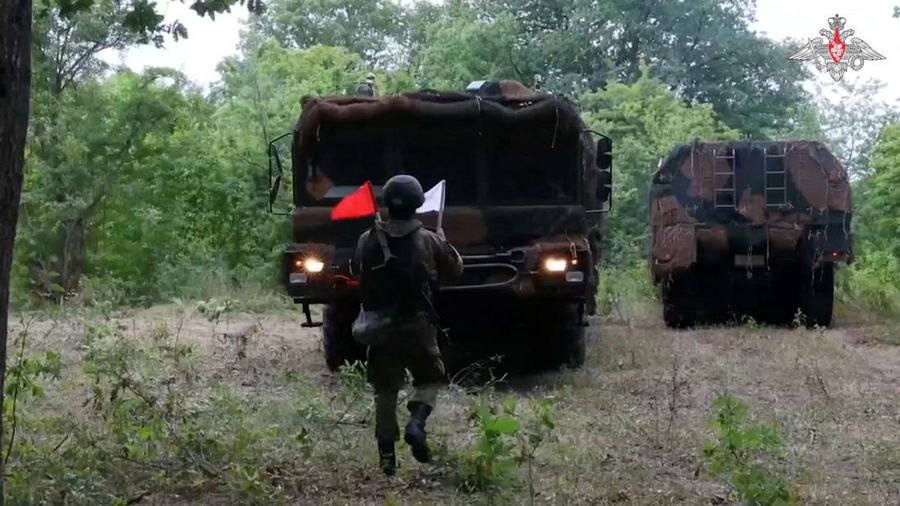Rusia menguji pemasangan hulu ledak tiruan sebagai bagian dari latihan nuklir. (Russian Defence Ministry/Handout via REUTERS)