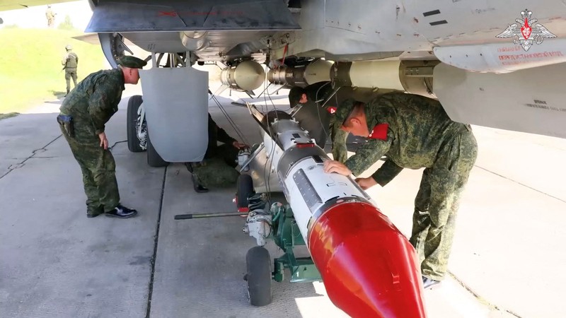 Rusia menguji pemasangan hulu ledak tiruan sebagai bagian dari latihan nuklir. (Russian Defence Ministry/Handout via REUTERS) Rusia menguji pemasangan hulu ledak tiruan sebagai bagian dari latihan nuklir. (Russian Defence Ministry/Handout via REUTERS)