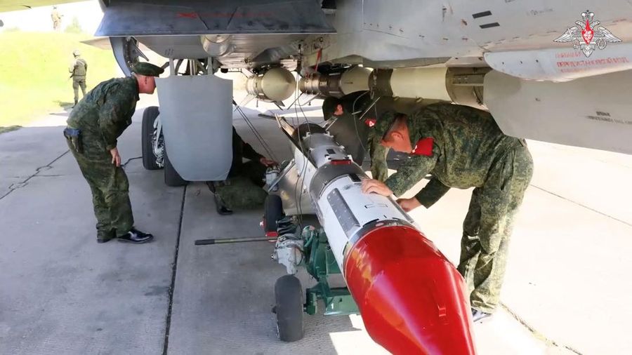 Rusia menguji pemasangan hulu ledak tiruan sebagai bagian dari latihan nuklir. (Russian Defence Ministry/Handout via REUTERS)