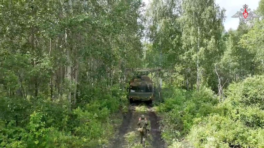 Rusia menguji pemasangan hulu ledak tiruan sebagai bagian dari latihan nuklir. (Russian Defence Ministry/Handout via REUTERS)