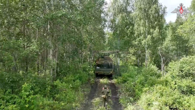 Rusia menguji pemasangan hulu ledak tiruan sebagai bagian dari latihan nuklir. (Russian Defence Ministry/Handout via REUTERS)