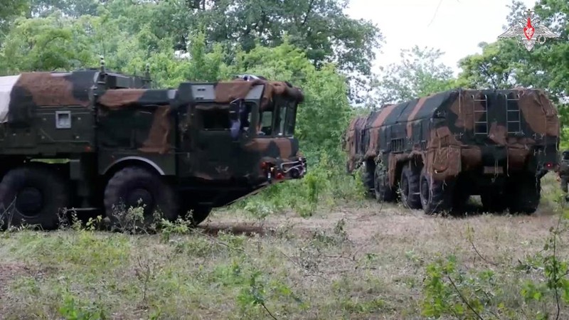 Rusia menguji pemasangan hulu ledak tiruan sebagai bagian dari latihan nuklir. (Russian Defence Ministry/Handout via REUTERS)