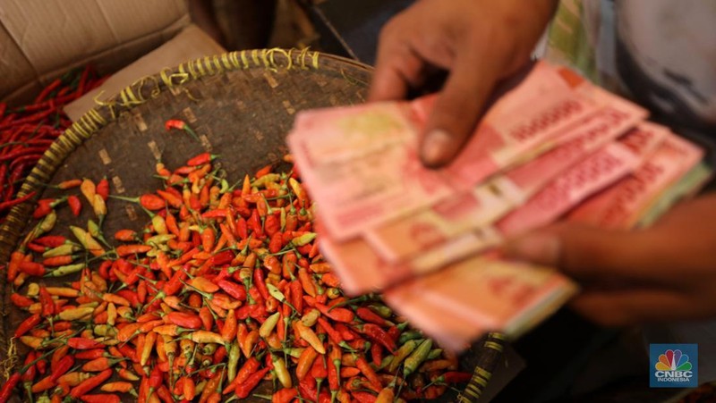 Sejumlah pekerja memilah cabai rawit merah di pasar Kramat Jati, Jakarta, Kamis (1/8/2024). (CNBC Indonesia/Tri Susilo)