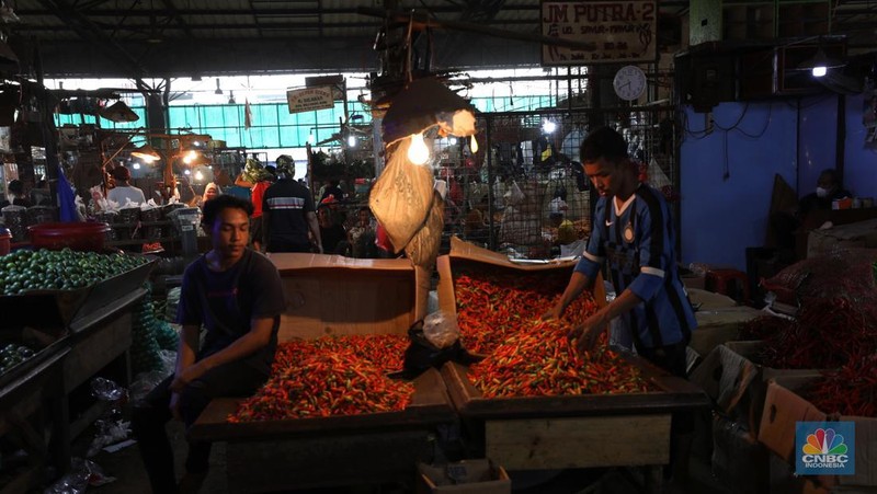 Sejumlah pekerja memilah cabai rawit merah di pasar Kramat Jati, Jakarta, Kamis (1/8/2024). (CNBC Indonesia/Tri Susilo)