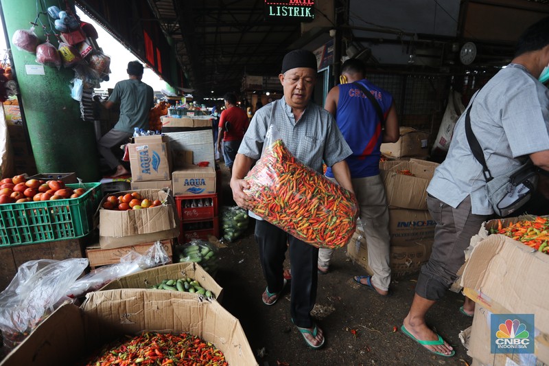 Sejumlah pekerja memilah cabai rawit merah di pasar Kramat Jati, Jakarta, Kamis (1/8/2024). Sejumlah pekerja memilah cabai rawit merah di pasar Kramat Jati, Jakarta, Kamis (1/8/2024). (CNBC Indonesia/Tri Susilo)