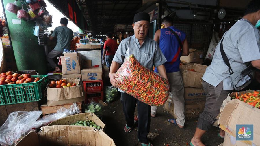 Sejumlah pekerja memilah cabai rawit merah di pasar Kramat Jati, Jakarta, Kamis (1/8/2024). (վ/Tri Susilo)