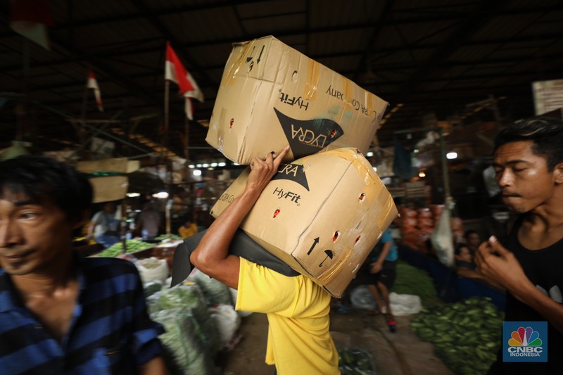 Sejumlah pekerja memilah cabai rawit merah di pasar Kramat Jati, Jakarta, Kamis (1/8/2024). Sejumlah pekerja memilah cabai rawit merah di pasar Kramat Jati, Jakarta, Kamis (1/8/2024). (CNBC Indonesia/Tri Susilo)