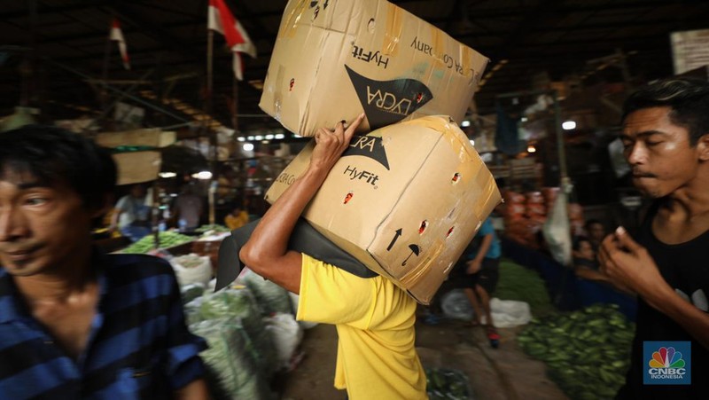 Sejumlah pekerja memilah cabai rawit merah di pasar Kramat Jati, Jakarta, Kamis (1/8/2024). (CNBC Indonesia/Tri Susilo)