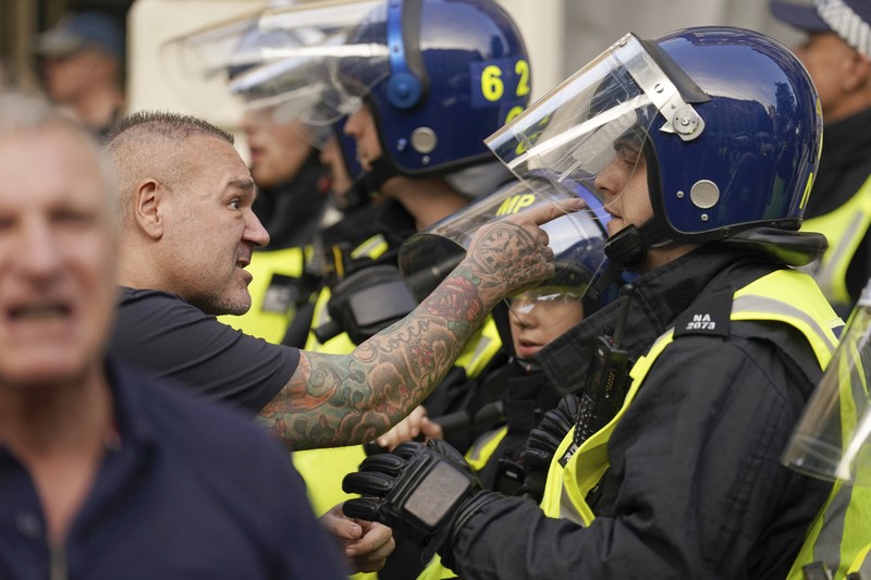 Orang-orang menghadiri protes 'Cukup Sudah' di Whitehall, London, Rabu 31 Juli 2024, menyusul penusukan fatal tiga anak di klub liburan bertema Taylor Swift pada Senin di Southport. (Jordan Pettitt/PA via AP)