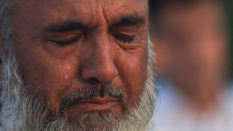 Pendukung partai agama dan politik Jamaat-e-Islami (JI) berkumpul untuk menghadiri salat jenazah ghaib setelah pembunuhan pemimpin Hamas Ismail Haniyeh di Iran, di Karachi, Pakistan, 31 Juli 2024. (REUTERS/Akhtar Soomro)