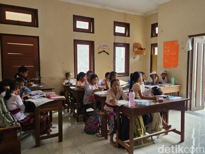 Sekolah Direhab, Siswa SDN Satra Klungkung Belajar Berdesakan di Poskesdes