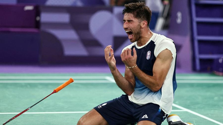 Anthony Sinisuka Ginting dari Indonesia bertanding melawan Tomo Junior Popov dari Prancis selama pertandingan penyisihan grup bulu tangkis tunggal putra selama Olimpiade Musim Panas 2024, di Porte de la Chapelle Arena, Rabu, 31 Juli 2024, di Paris, Prancis. (AP Photo/Dita Alangkara)