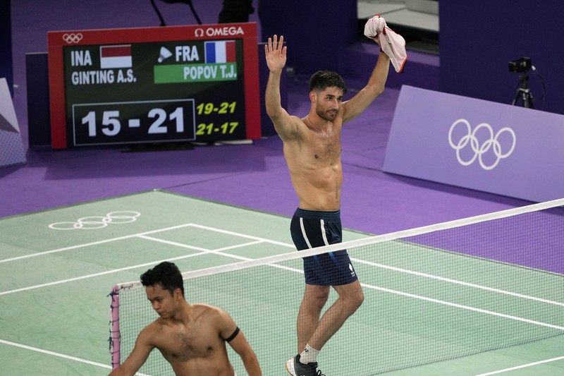 Anthony Sinisuka Ginting dari Indonesia bertanding melawan Tomo Junior Popov dari Prancis selama pertandingan penyisihan grup bulu tangkis tunggal putra selama Olimpiade Musim Panas 2024, di Porte de la Chapelle Arena, Rabu, 31 Juli 2024, di Paris, Prancis. (AP Photo/Dita Alangkara)
