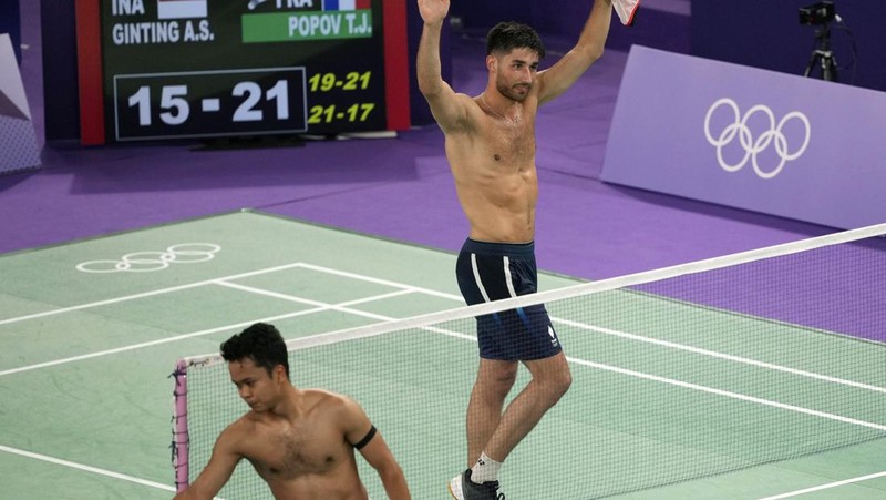 Anthony Sinisuka Ginting dari Indonesia bertanding melawan Tomo Junior Popov dari Prancis selama pertandingan penyisihan grup bulu tangkis tunggal putra selama Olimpiade Musim Panas 2024, di Porte de la Chapelle Arena, Rabu, 31 Juli 2024, di Paris, Prancis. (AP Photo/Dita Alangkara)