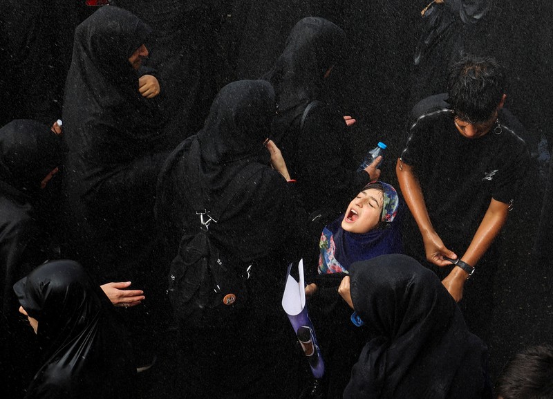Warga Iran berkumpul untuk prosesi pemakaman pemimpin Hamas yang dibunuh, Ismail Haniyeh di Teheran, Iran, 1 Agustus 2024. (Majid Asgaripour/WANA (West Asia News Agency) via REUTERS)