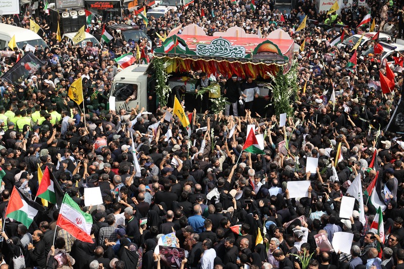 Warga Iran berkumpul untuk prosesi pemakaman pemimpin Hamas yang dibunuh, Ismail Haniyeh di Teheran, Iran, 1 Agustus 2024. Warga Iran berkumpul untuk prosesi pemakaman pemimpin Hamas yang dibunuh, Ismail Haniyeh di Teheran, Iran, 1 Agustus 2024. (Majid Asgaripour/WANA (West Asia News Agency) via REUTERS)