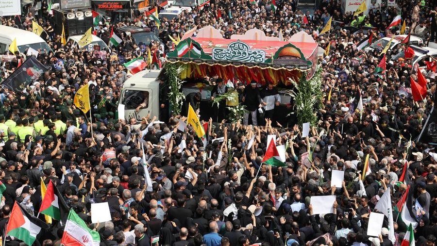 Warga Iran berkumpul untuk prosesi pemakaman pemimpin Hamas yang dibunuh, Ismail Haniyeh di Teheran, Iran, 1 Agustus 2024. (Majid Asgaripour/WANA (West Asia News Agency) via REUTERS)