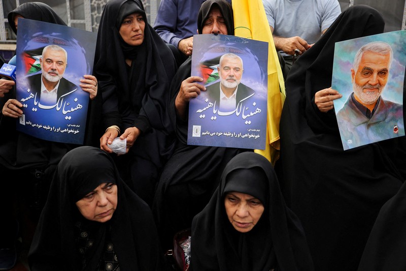 Warga Iran berkumpul untuk prosesi pemakaman pemimpin Hamas yang dibunuh, Ismail Haniyeh di Teheran, Iran, 1 Agustus 2024. (Majid Asgaripour/WANA (West Asia News Agency) via REUTERS)
