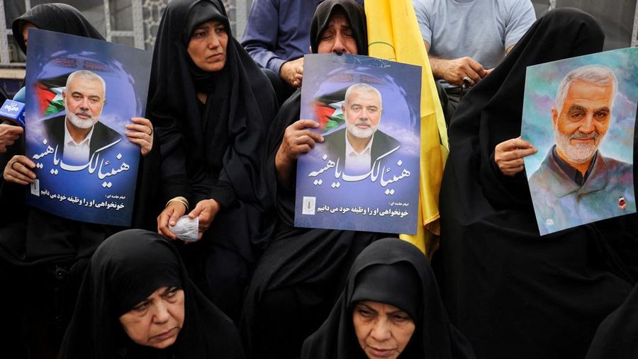 Warga Iran berkumpul untuk prosesi pemakaman pemimpin Hamas yang dibunuh, Ismail Haniyeh dan pengawalnya Wasim Abu Shaaban, di Teheran, Iran, 1 Agustus 2024. (Majid Asgaripour/WANA via REUTERS)