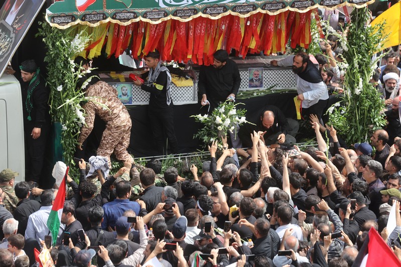 Warga Iran berkumpul untuk prosesi pemakaman pemimpin Hamas yang dibunuh, Ismail Haniyeh di Teheran, Iran, 1 Agustus 2024. (Majid Asgaripour/WANA (West Asia News Agency) via REUTERS)